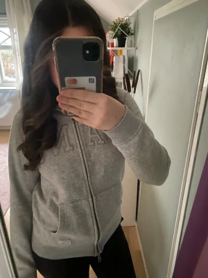 !Intressekoll! - Intressekoll på denna gråa tröjan från GANT. Om jag bestämmer mig för att sälja den lägger jag ut den för mellan 300-400kr💕