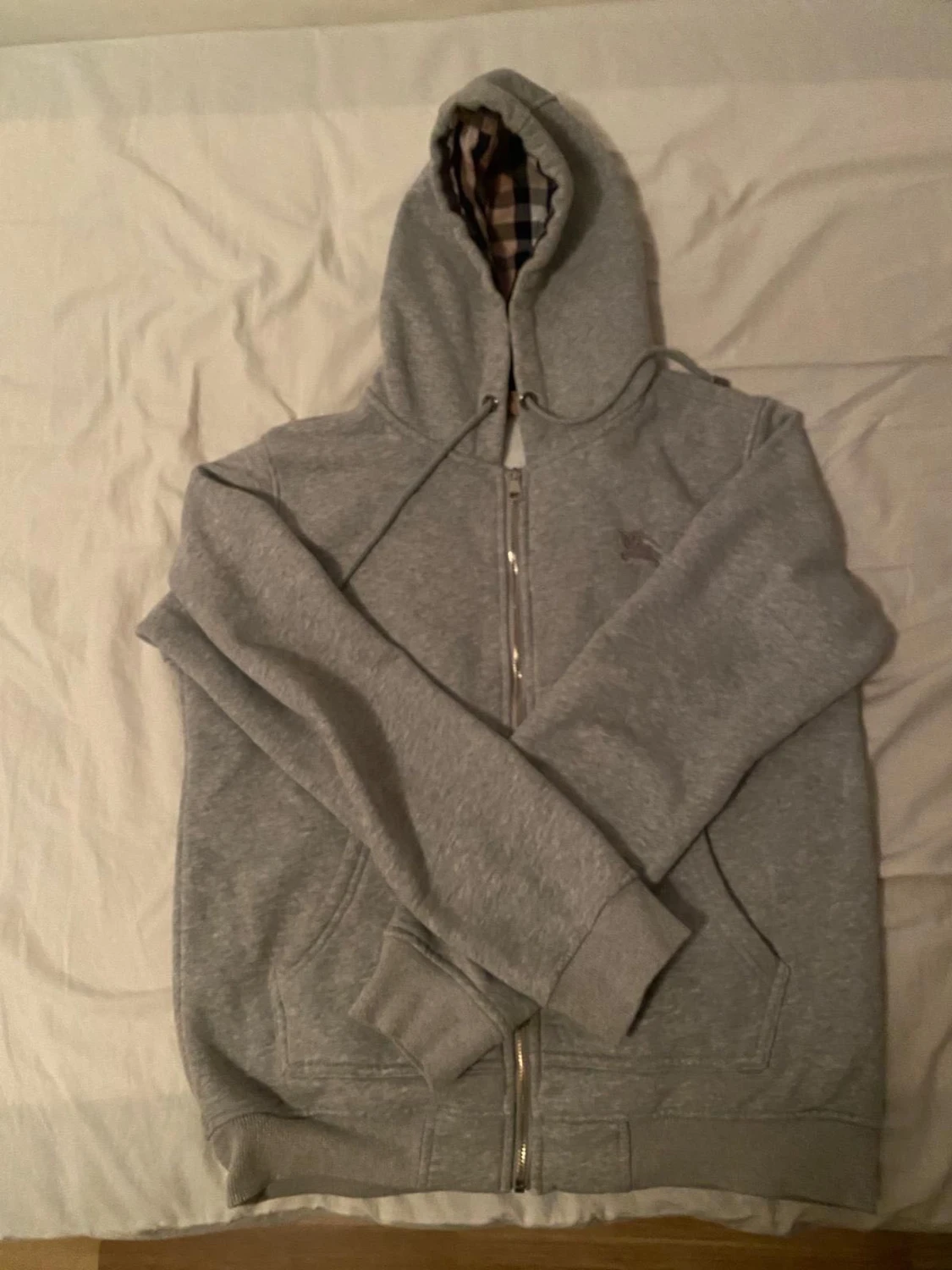 Grå Burberry hoodie med dragkedja