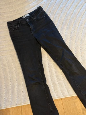 Lågmidjade svarta jeans  - Säljer dessa svarta Lågmidjade jeans från Zara. Helt vanliga svarta, utan några detaljer. 