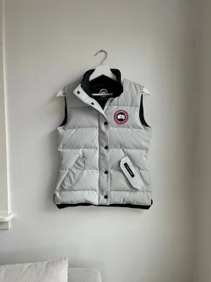 Vit Canada goose vest - Mycket fint skick förutom lite smuts på baksidan. Priset är förhandlingsbart. 