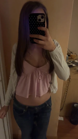 Vit kofta! - Storleken är oklar så har satt den på storlek 32! Den är lite sliten så kommer inte sätta högt pris på den! Frakt ingår!