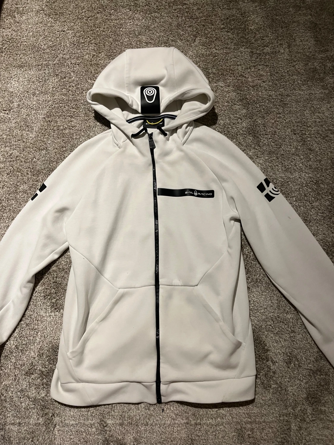 Vit hoodie från Sail Racing med luva