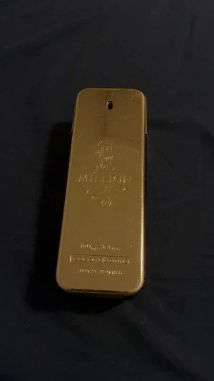 1 Million EdT 100ml - 1 Million från Paco Rabanne i 100 ml storlek. En ikonisk parfym med lyxig design som sticker ut i samlingen. Perfekt för dig som vill ha något unikt och trendigt. Köpt på kicks för 1000kr. Det är minst 75 ml kvar