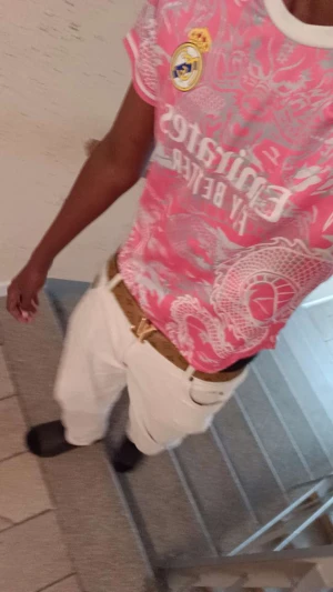 Real Madrid rosa t-shirt med drakmönster - Säljer en fet real madrid tröja,den är rosa och jag har använt en eller två gånger. KAN ÄVEN TRADE