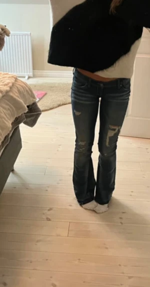 Blå bootcut jeans med slitningar - Snygga blå jeans med bootcut passform och slitna detaljer på framsidan. Inga defekter, Säljer pågrund av de tyvärr är för små för mig.                   Interbenslängd: 80 cm                                                   Midjemått: 39 ( sida till sida) 