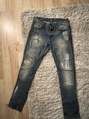 Adrian hammond jeans - Tjena, säljer nu ett par blåa jeans från märket adrian hammond. Jätte snygga slitningar och är lite mer raka i benen. Hör gärna av dig om du funderar över något.
