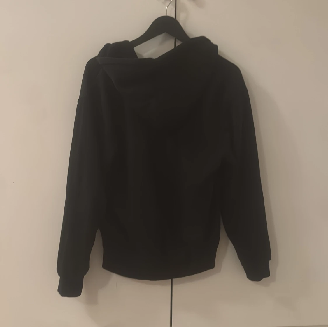 Svart hoodie med dragkedja från Weekday - 2