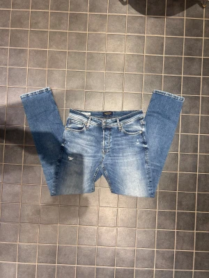 Jack and Jones jeans  - Säljer de här svin snygga Jack and Jones jeansen i storlek W32 L32 i modellen slimfit/glenn, jeansen har svin snygga slitningar, priset är inte fast utan går att diskutera!