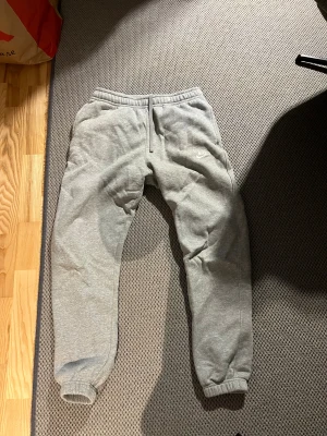 Nike mjukisbyxor  - Gråa mjukisbyxor från Nike | strl M | inga defekter | fler bilder går att fixa. 