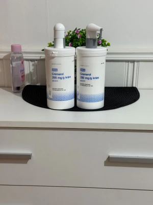 Cremarol 200 mg/g kräm 500g - Två stora vita pumpflaskor med Cremarol 200 mg/g kräm från Avia Pharma, innehåller glycerol och är perfekt för dig med torr hud. Flaskorna har en enkel och stilren design med blå detaljer och praktisk pumpfunktion.
