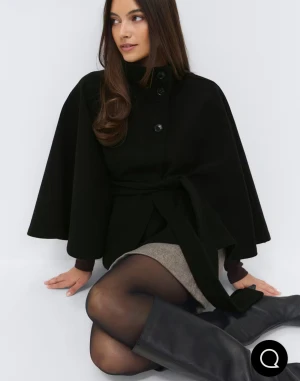 Belt cape jacket - Säljer den trendiga belt cape jacketen från Gina tricot i strl XS/S. Den är aldrig använd & säljs pga att jag använder i annan färg 