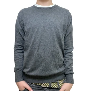 Riley tröja - Snygg grå stickad tröja från Riley i storlek M. Tröjan har rund halsringning och ribbade muddar vid ärmslut och nederkant. Perfekt för dig som gillar enkel och stilren look. Passar till jeans eller chinos för en chill vibe.