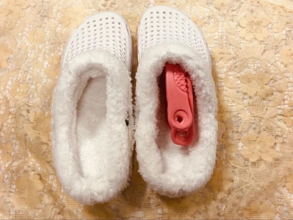 Vita fluffiga tofflor 