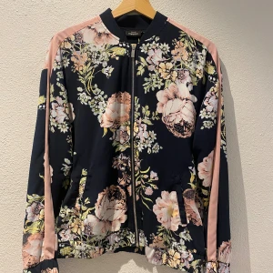 Jacka - Säljer denna fina jackan som är helt ny!. 