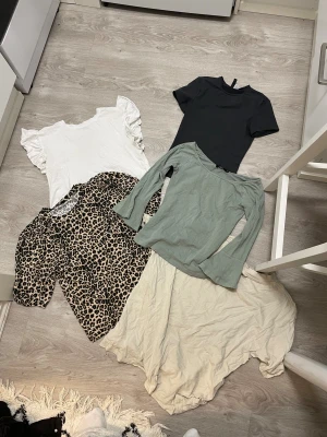 5 toppar - Övriga storlekar är xs, förutom den vita toppen i storlek s (motsvarande storlek xs) och den beige t-shirten i storlek s.