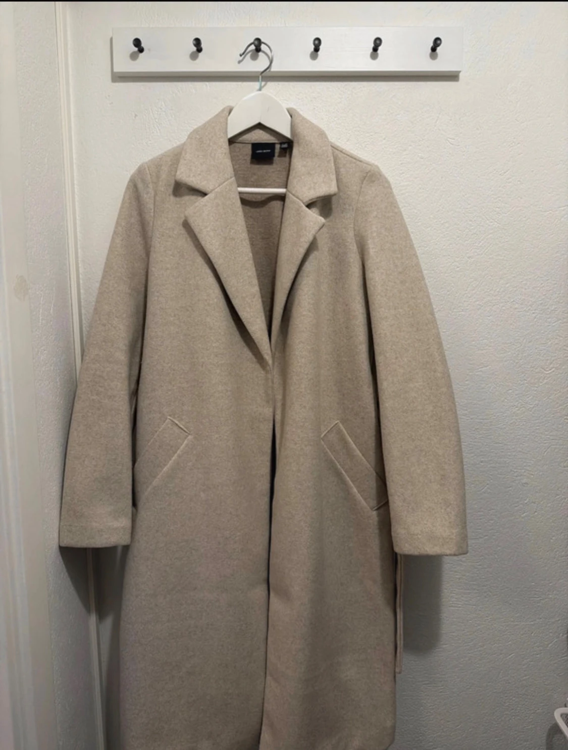 Beige kappa med bälte från Vero Moda