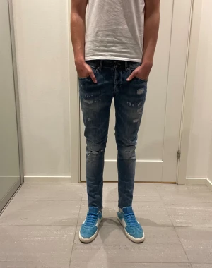 Dondup George Jeans  - Säljer nu dessa Dondup George Jeans med snygga slitningar i populär design, skriv för fler bilder/frågor🙌🏼