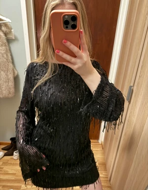 Glittrig nyårsklänning med fransar!  - Säljer nu en supersnygg glittrig nyårsklänning, använd ett tillfälle en nyår för 2 år sen 🤩 tycker att den blir snyggast när man sätter en säkerhetsnål i ryggen, då blir den mer figursydd! Men går att ha på två sätt. Öppen rygg & v-ringad   Nypris är 899:- , stl xs, från BikBok