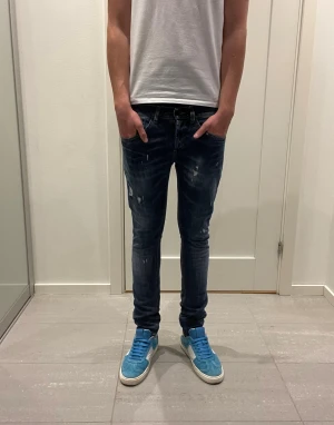 Dondup George Jeans - Säljer nu dessa Dondup George Jeans med snygga slitningar i populär design, skriv för fler bilder/frågor🙌🏼