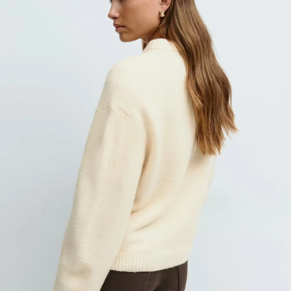 Beige stickad tröja med rund hals - 1