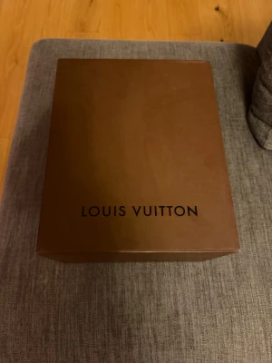 Louis Vuitton Väska  - Hej säljer nu denna Louis Vuitton väska som är använd ett fåtal gånger skick 10/10. Kvitto finns inköpt för 10500kr och säljer den för 8000kr perfekt present nu inför julen för Flickvän, Dotter eller Mamma.