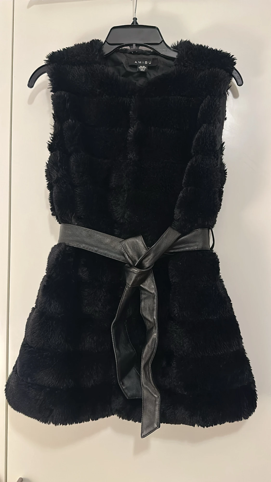 Svart pälsjacka med bälte från Amisu