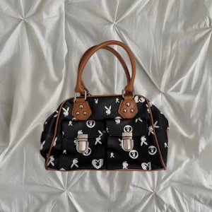 vintage y2k playboy väska  - drömväskan från Playboy, väldigt praktisk och rymlig med flera fack 🖤skicket syns på bilderna 