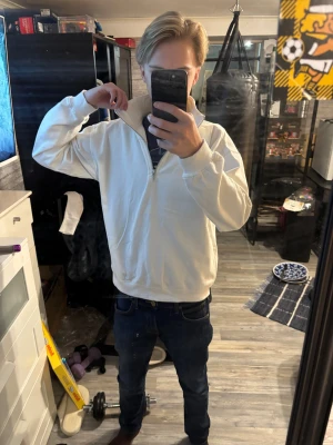 Vit half zip tröja - Säljer en riktigt schysst half zip tröja sitter riktigt skönt o är perfekt för dig som vill ha lite mer laidback look. Jag är 170 och den passar perfekt på mig 