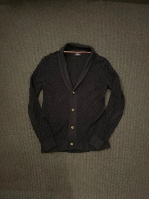 Mörkblå cardigan från Lindbergh - Säljer en fet cardigan från Lindbergh. Storlek M | Använd ca 2 gånger | Tveka inte att kontakta vid minsta fråga eller fundering 💭 Priset är självklart diskutabelt 💸