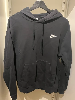 nike hoodie - 100% bomull - använd men väl omhändertagen 🌟