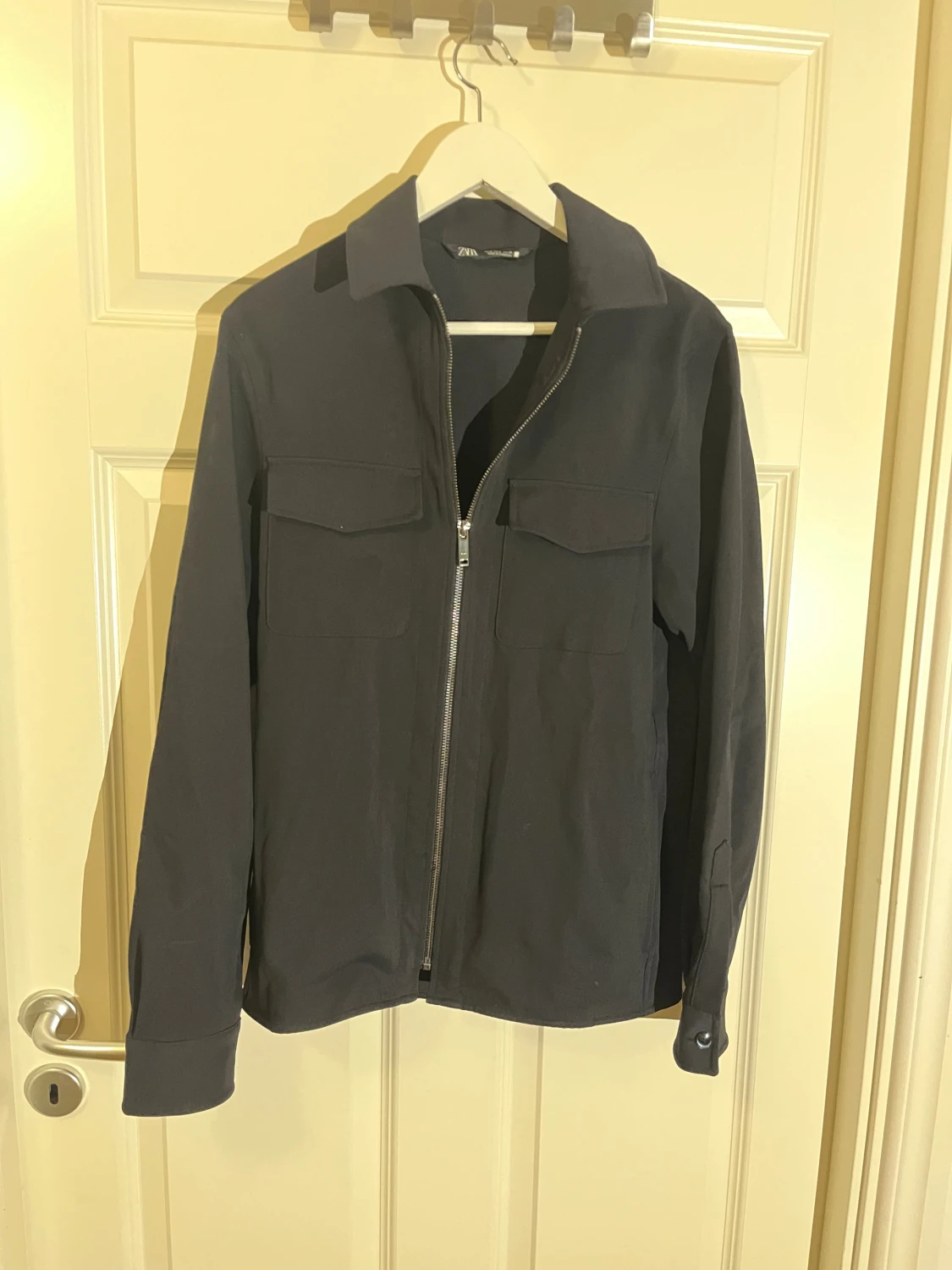 Svart overshirt från Zara med dragkedja