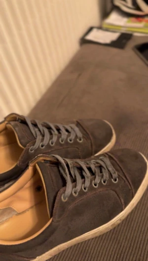 Christian Louboutin  - Säljer mina grå-vita loubs pga att de blivit för små. St 37-38. De är lite slitna på ut sidan och lite inne i skon.