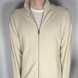 Helzip - Säljer en riktigt snygg och trendig helzip i fint skick, storlek M, vid frågor är det bara att skriva //Gramenti