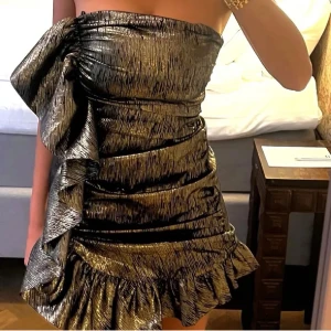 SÖKER!! Glittrig svart och guld festklänning - Söker denna klänningen från Zara, kan betala bra! 