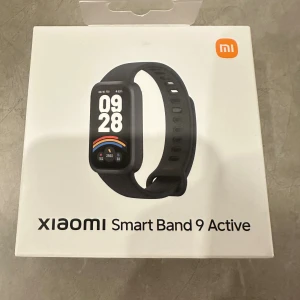 Xiaomi Smart Band 9 Active - Xiaomi Smart Band 9 Active i fint skick med originalförpackning. Stilren design, stor färgskärm och bekvämt armband. Perfekt för träning och hälsa med funktioner som stegräknare, pulsmätning och notiser. Inga synliga repor eller skador. Har använt den i ca 1 månad under träning men behövs ej längre varav att jag säljer den. Allt ingår 