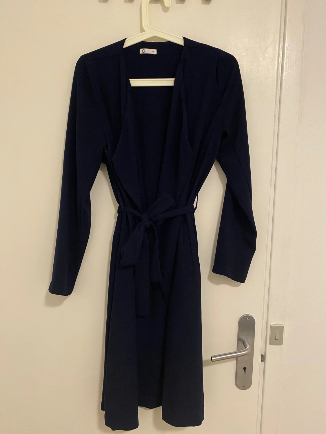 Mörkblå trenchcoat med bälte från C - 2