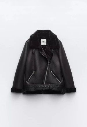 Svart skinnjacka med päls från Zara - Säljer en svart skinnjacka från Zara med mjuk päls på insidan och kragen. Jackan har två sneda dragkedjefickor, bälte i midjan. Använt typ 3 gånger för 2 år sen, kommer inte till någon användning då det inte är min stil längre