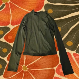 Svart tränningsjacka - Oanvänd och ny! Passar storlek XS-M. Form passad design