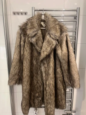 Brun pälskappa ARKET - Mycket bra skick! Nypris 3999kr helt slutsåld 