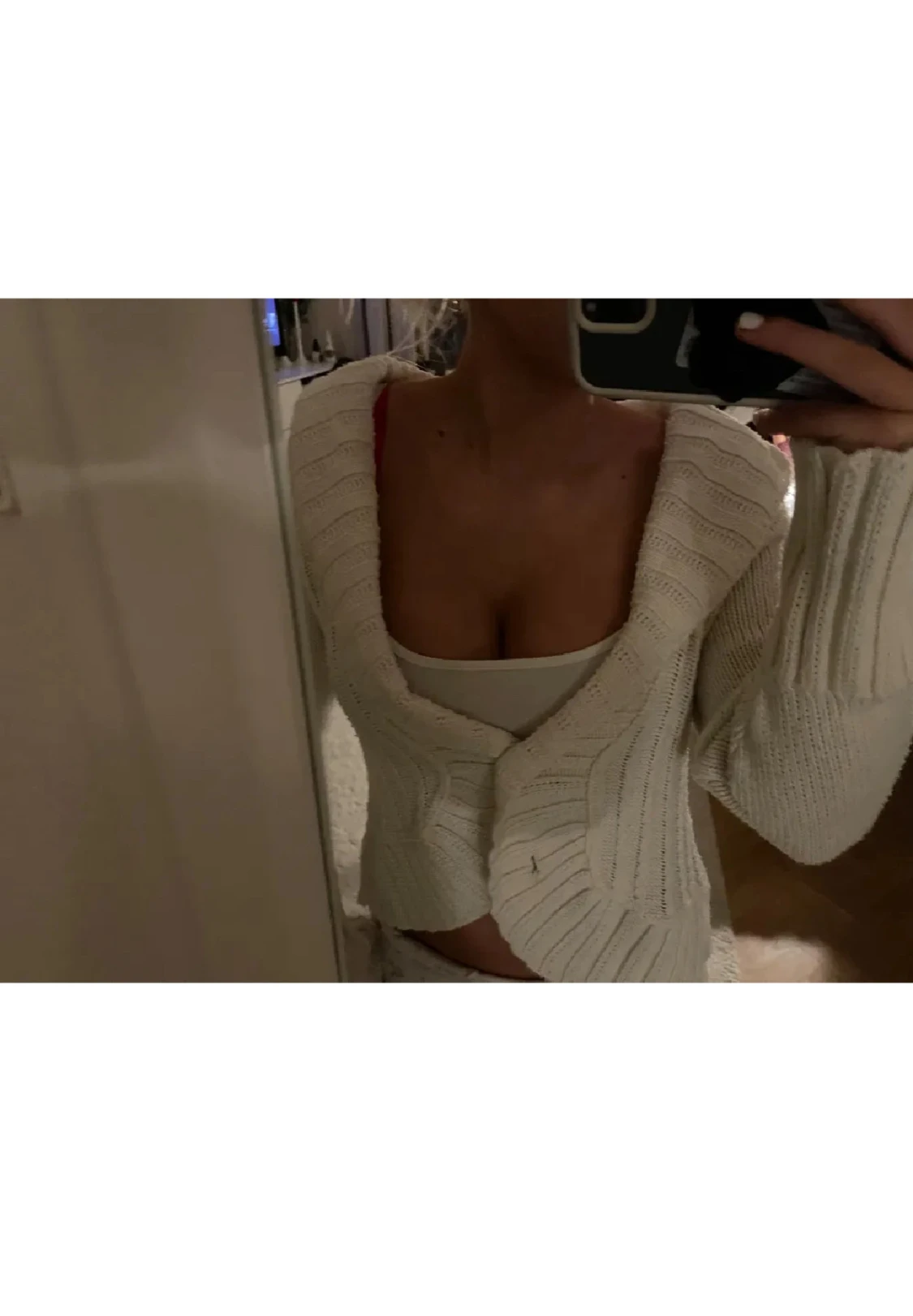 Vit ribbad kofta med v-ringning