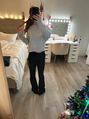 Ljusblåd stickad tröja - Superfina ljusblå stickad tröjan. Lite kortare i längden vilket jag älskar. Säljer då jag inte använder den längre och den börjar bli lite för liten för mig.