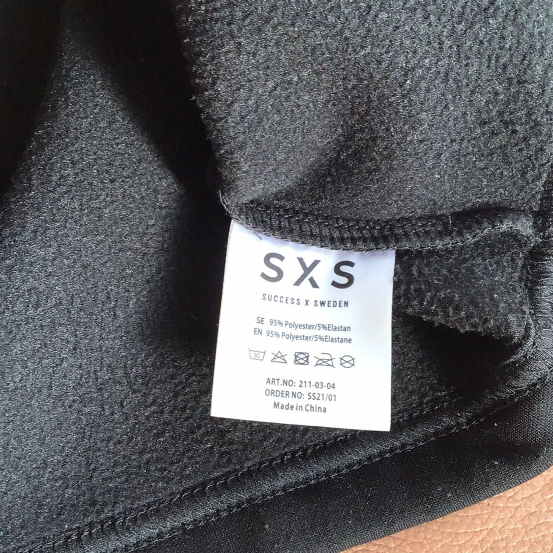 Svart croppad hoodie från SXS - 1