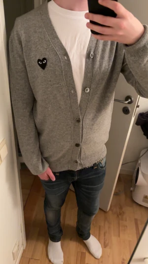 Comme des garcons kofta - Tja! Säljer en fet comme des garcons kofta som är i storlek L men passar bra i M också, bra skick men något litet hål som är lätt att fixa. Nya pris är runt 4500kr men jag säljer denna för endast 750kr. Skriv om det är något mer som behövs besvara på!