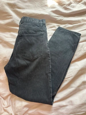 Svarta Jeans - Svarta denim jeans i mörktvätt. Köpta på vinted men passade inte så därav säljer jag vidare. Jättefint skick! 