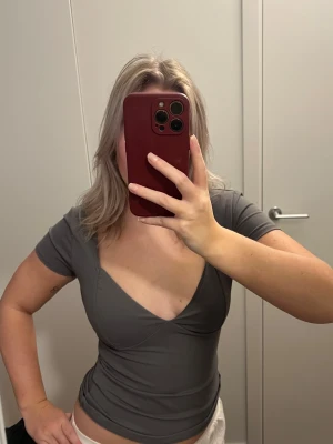 Grå topp  - Säljer denna helt nya toppen från New Yorker, passar också xs! Den har gummi vid axlarn så den inte åker ner 💗