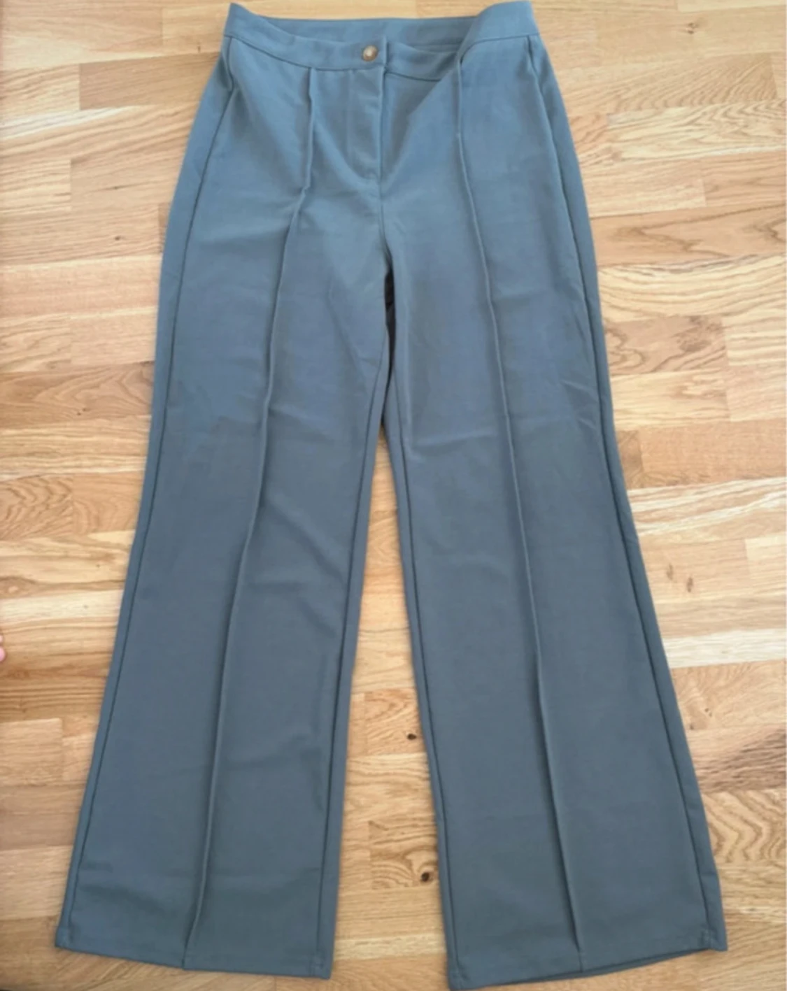 Grå wide kostymbyxor med pressveck - 3