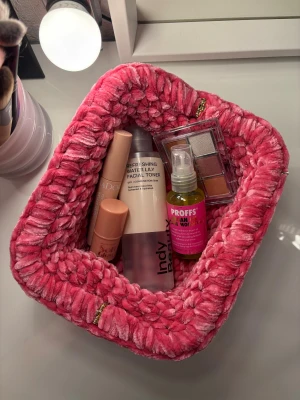 Virkad necessär (clutch bag) - Kelly - med diamanter - Virkad necessär - Kelly -  🩷 En handgjord necessär med ihopfälld bar         ram 🩷 Virkad i ett härligt chenille garn 🩷 Storlek M: Bred ca 17 cm - Lång ca 22 cm 🩷 Denna har diamanter/kristaller 💎   🩷 Virkad av mig @virkningbynadja  (Kolla min profil för fler färger)   Kolla gärna in min Instagram för mer, @virkningbynadja ✨