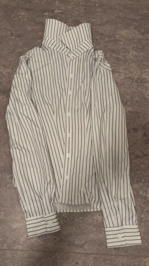 Skjorta - Vit skjorta med ljusblåa/gråa ränder och vita knappar