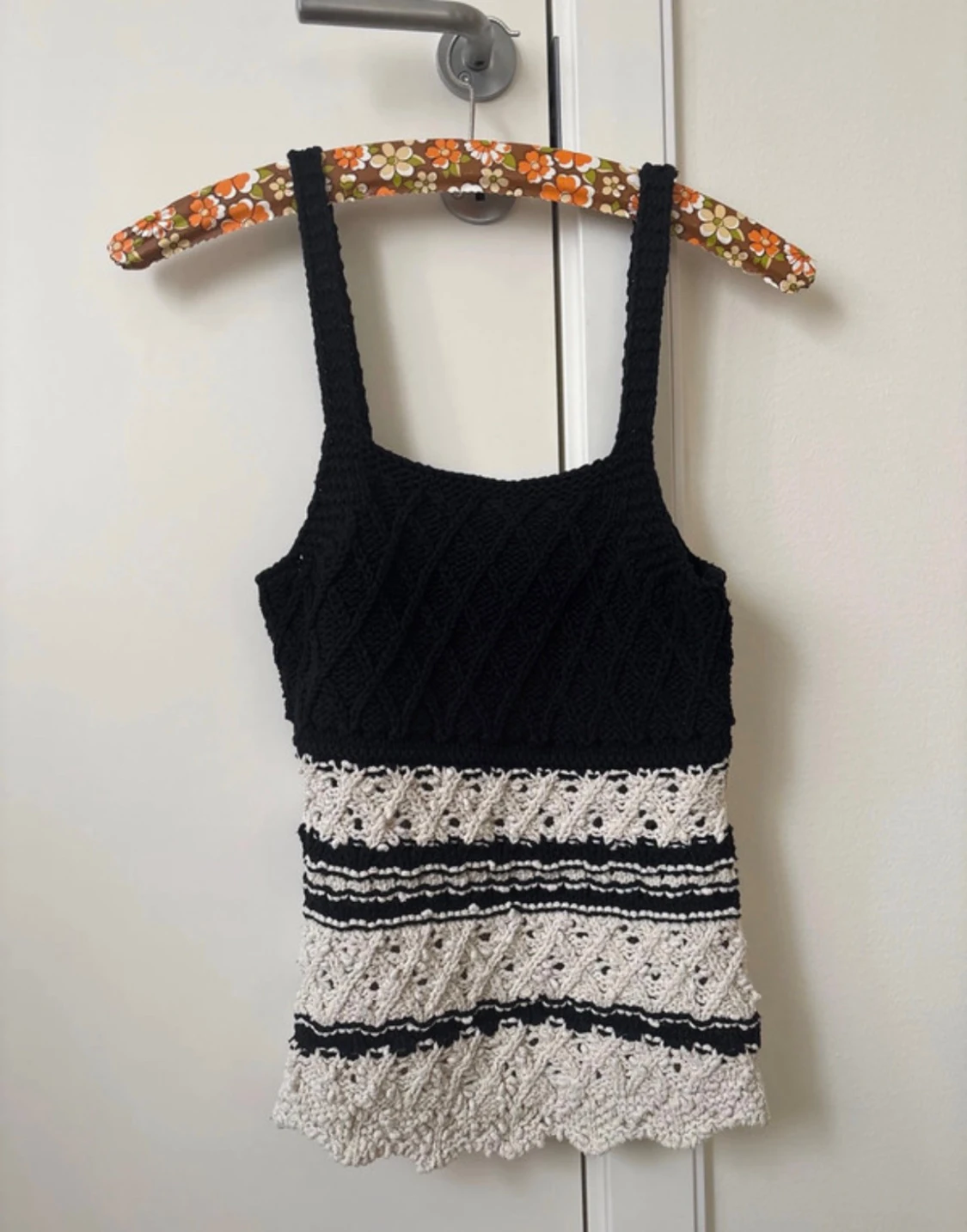 Svart och vit stickad linnetopp