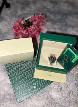 Submariner svart/röd stål - Submariner med svart urtavla och röd/svart vridring. Klockan har en robust länk i blankt stål och klassisk rund form. 